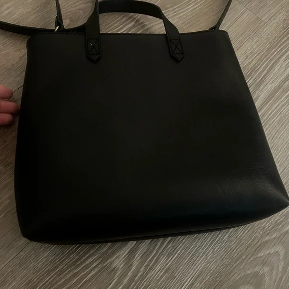 Madewell Small Transport
Leather Crossbody
Tote - Picture 6 of 13